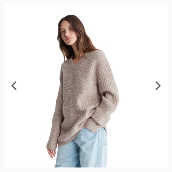 Calvin Klein Oversized Fit V Neck Sweater - Picture 1 of 8